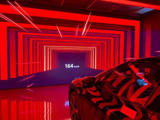 'EV6 언플러그드 그라운드 서울' 내 EV6 GT의 가속 체험. 장우진 기자